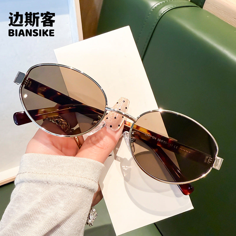 Oval Frame UV400 Fashion Sunglasses with Metal Frame